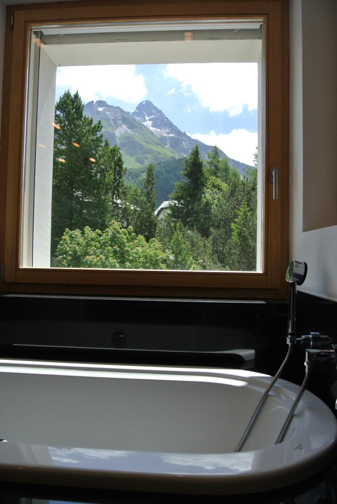 Chesa La Montanella - Ferienwohnung, Maloja Exterior foto