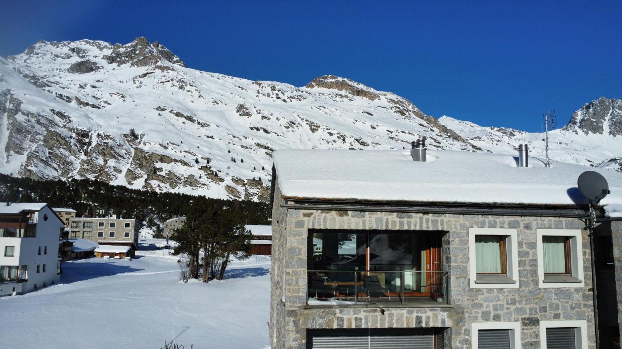Chesa La Montanella - Ferienwohnung, Maloja Exterior foto